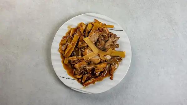 Patka s bambusom i kineskim gljivama